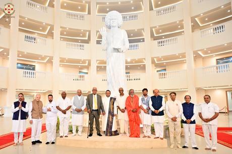 Estatua de Bhagavan Sri Sathya Sai Baba