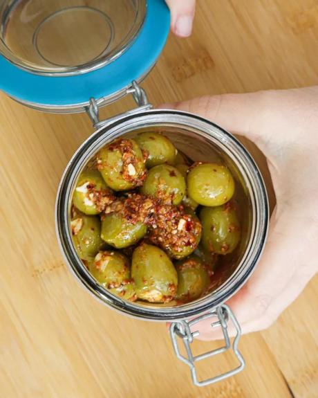 frasco con aceitunas rellenas