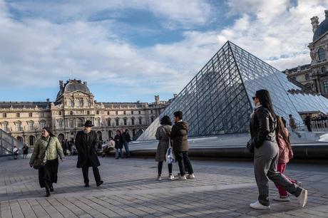 La Policía de Francia detiene a otras cuatro personas en relación con el robo en el Louvre