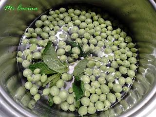 TARTALETA DE CREMA DE CHICHAROS CON HIERBABUENA