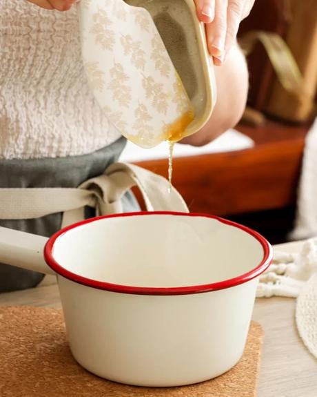 añadir miel a una olla