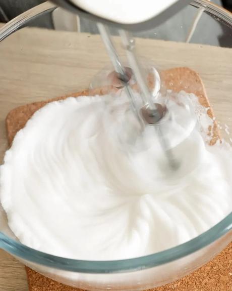 batir clara a punto nieve