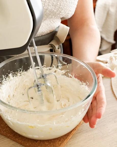 batir la clara con el almibar