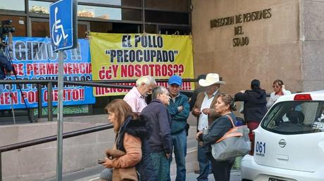 Docentes y jubilados protestan en Pensiones del Estado por adeudos y pago incompleto de aguinaldos