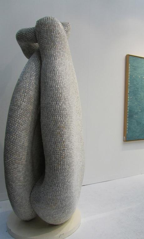 Dientes de león, dados y placas electrónicas.