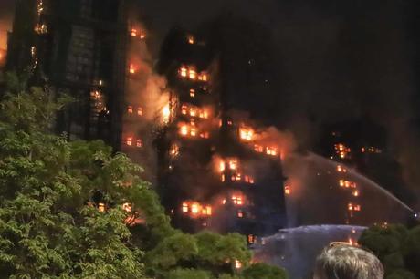 Ascienden a 44, incluidos siete bomberos, los muertos en el incendio de varios rascacielos en Hong Kong