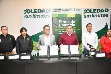 Alcalde Juan Manuel Navarro firma convenio con IEEA para erradicar el rezago educativo Alcalde Juan Manuel Navarro firma convenio con IEEA para erradicar el rezago educativo