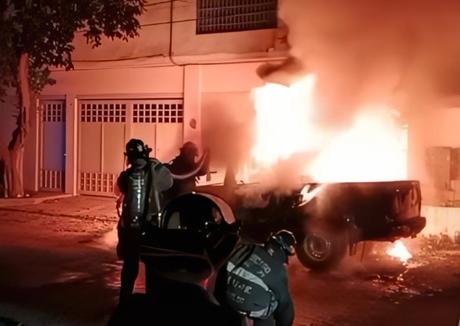Camioneta de agente estatal es incendiada en Altavista; investigan ataque directo