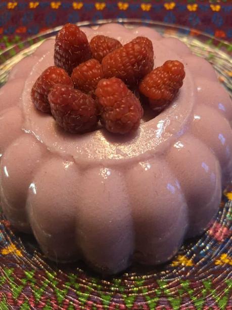 El toque dulce de cada día: Gelatina cremosa de fresas con leche condensada.