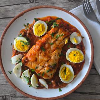 MERLUZA CON SALSA DE TOMATE Y CHAMPIÑONES: SABOR MEDITERRÁNEO EN 20 MINUTOS