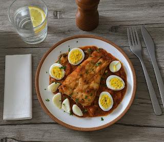 MERLUZA CON SALSA DE TOMATE Y CHAMPIÑONES: SABOR MEDITERRÁNEO EN 20 MINUTOS