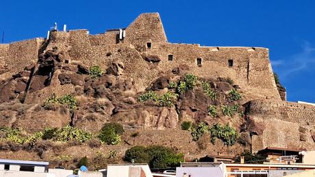 CERDEÑA : LA FORTALEZA DE CASTELSARDO CERDEÑA : LA FORTALEZA DE CASTELSARDO