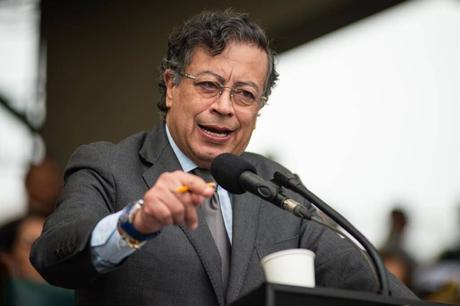 Petro pide una asamblea de la OACI ante el cierre del espacio aéreo venezolano anunciado por Trump