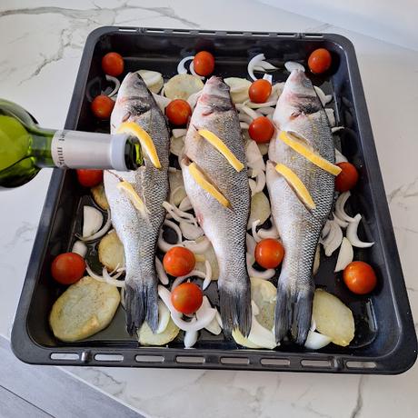 Lubina con patatas al horno