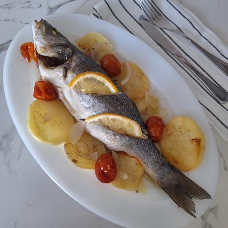 Lubina con patatas al horno