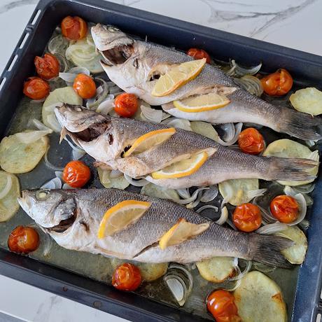 Lubina con patatas al horno