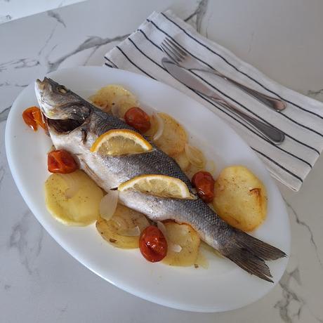 Lubina con patatas al horno