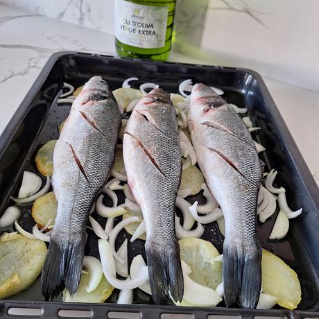 Lubina con patatas al horno