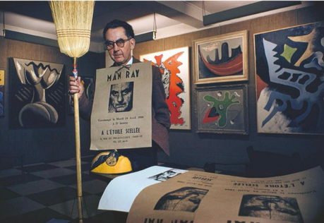 Man Ray: Luces y sueños Man Ray en su estudio en Paris 1956png