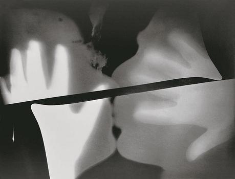 Man Ray: Luces y sueños 9 Rayographie Le baiser 1922 Man Ray 2015 Trust by SIAE 2025