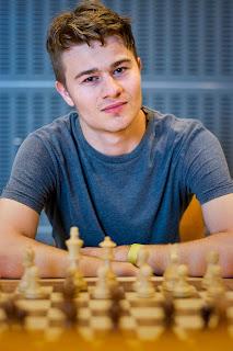 De la nieve al calor de Siquirres, Mihajlov disfruta jugar al ajedrez.