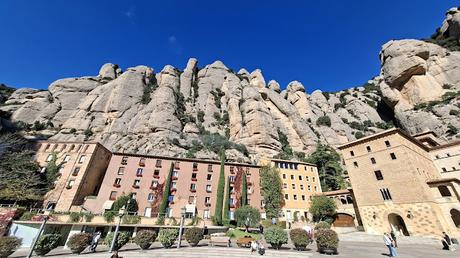 ESPAÑA : LA ABADÍA MILENARIA DE MONTSERRAT