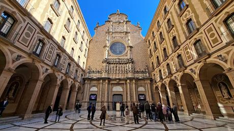 ESPAÑA : LA ABADÍA MILENARIA DE MONTSERRAT