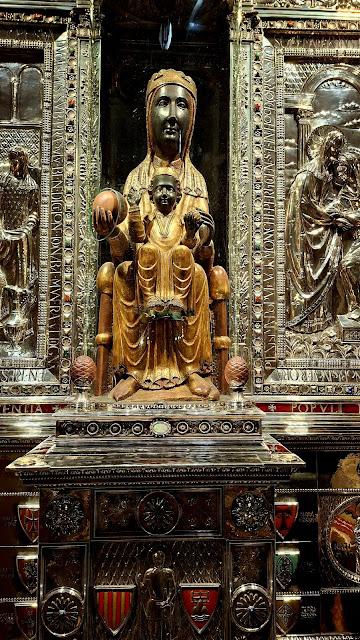 ESPAÑA : LA ABADÍA MILENARIA DE MONTSERRAT