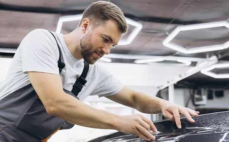 Formación Universitaria impulsa la formación en automoción con su preparatorio para Técnico en Carrocería