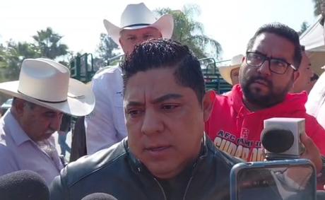 Gobernador anuncia cese inmediato de policía captado pidiendo “para el refresco” y advierte tolerancia cero a prácticas indebidas