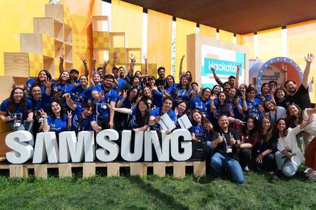 FluxAI: La IA que revoluciona la atención en tiendas al leer tus emociones y anticipar tus necesidades FluxAI: La IA que revoluciona la atención en tiendas al leer tus emociones y anticipar tus necesidades