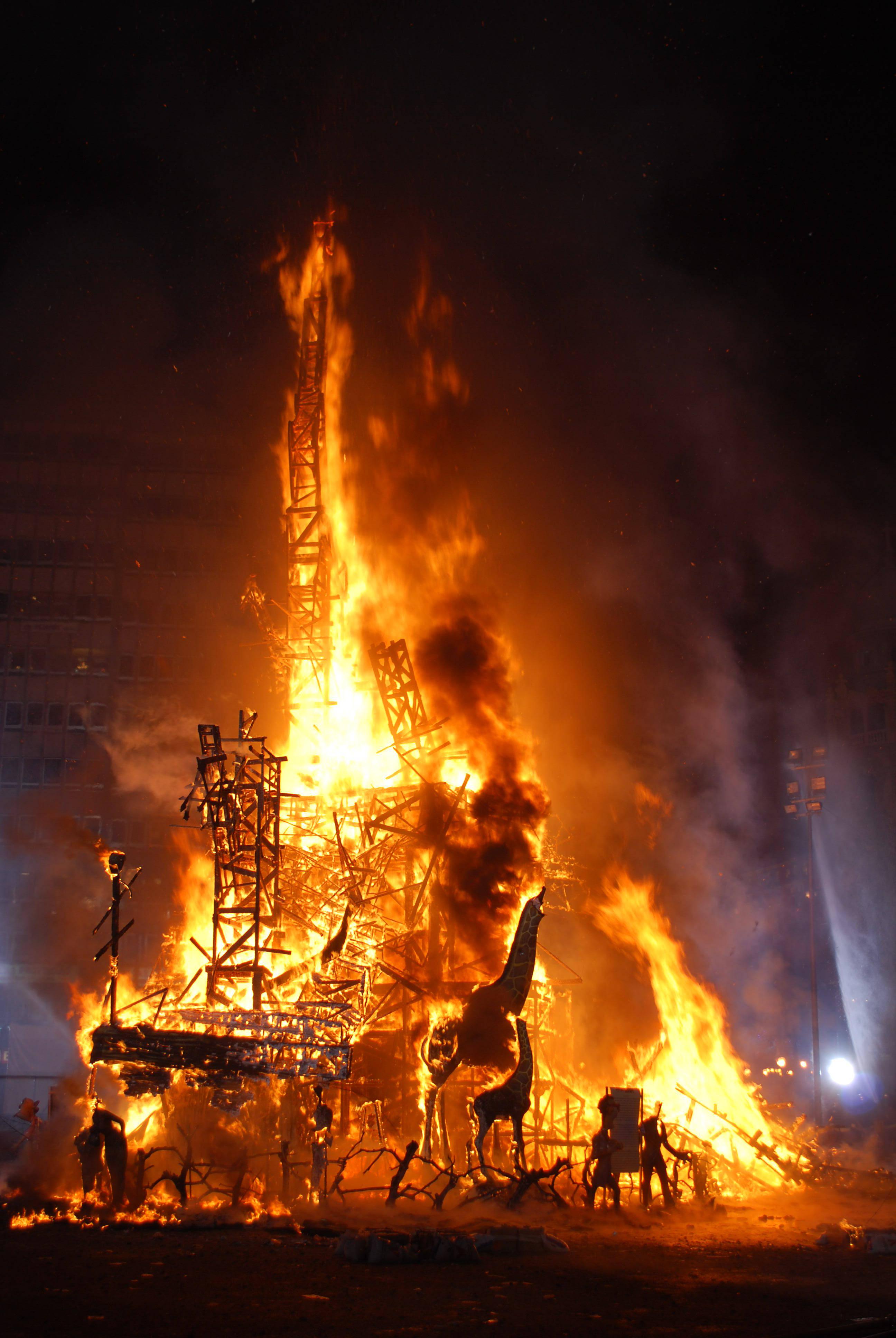 Las canciones del cole de Adriana (2) - Por si no sabíamos que estamos en Fallas.