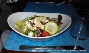 Limbo, romanticismo en Ciutat Vella Ensalada con de queso de cabra, calabacín, tomates cherry y nueces Limbo