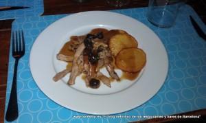 Limbo, romanticismo en Ciutat Vella Tiras de ternera con setas y patatas Limbo