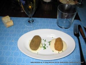 Limbo, romanticismo en Ciutat Vella Croqueta de calamares en su tinta y Croqueta de cocido con alioli de manzana Limbo