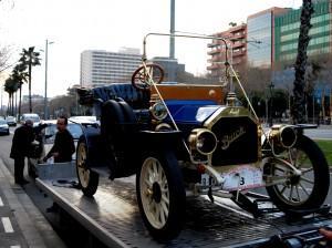 EL ANCIANO AUTOMÓVIL AZUL…CON CORAZÓN DE HIERRO!