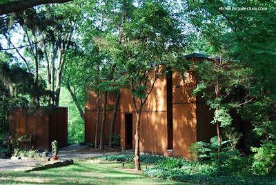 Casa cubo moderna de madera y piedra. Casa cubo moderna de madera y piedra.