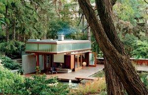 Esta casa de invitados se encuentra en una amplia finca de Toronto, Canadá. Los responsables de su diseño es el estudio de arquitectura Shim-Sutcliffe, quienes concibieron la vivienda como “una linterna reluciente en el bosque”. Foto: Raimund Koch y Shim-Sutcliffe 