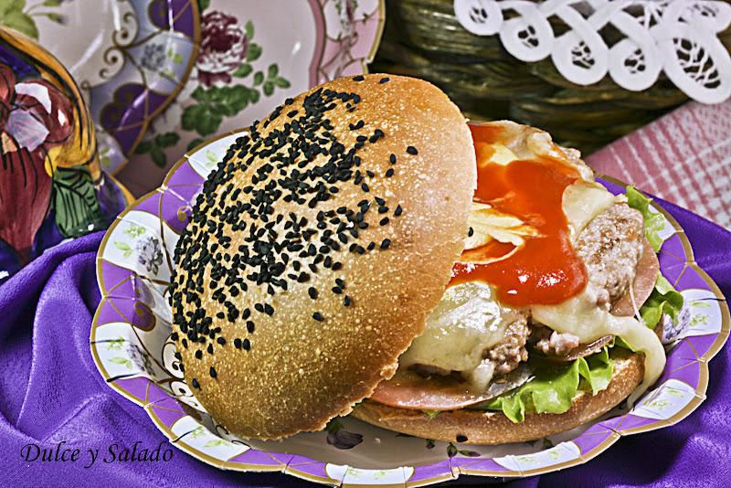 PAN DE HAMBURGUESA CON MANTEQUILLA CLARIFICADA Y SESEMO NEGRO