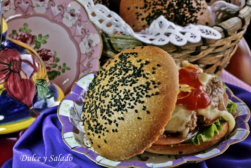 PAN DE HAMBURGUESA CON MANTEQUILLA CLARIFICADA Y SESEMO NEGRO