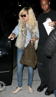 Rihanna sigue sorprendiendo, esta vez con una enorme raíz oscura en su cabello rubio Rihanna sigue sorprendiendo, esta vez con una enorme raíz oscura en su cabello rubio