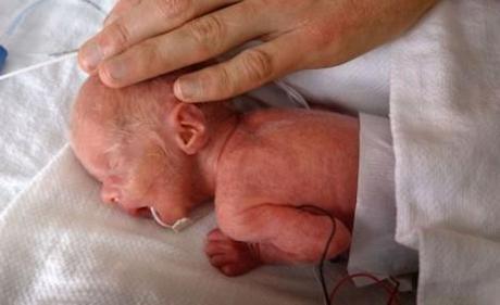 Los bebés prematuros respiran mejor si escuchan la voz materna