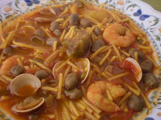 CAZUELA DE FIDEOS CON HABITAS TIERNAS, ALCACHOFAS,  ALMEJAS Y LANGOSTINOS