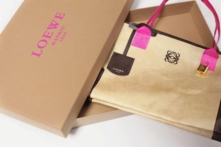 Loewe lanza una nueva colección de bolsos Oro y el Amazona en versión papel