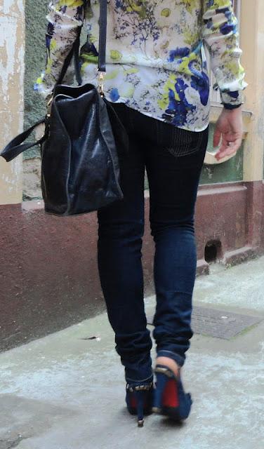 FLORAL SHIRT AND BROKEN JEANS