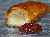 Hojaldre Relleno Queso Salsa Dulce