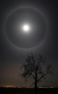 Halo lunar - circulo alrededor de la luna?