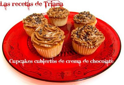 Cupcakes cubiertos de crema de chocolate