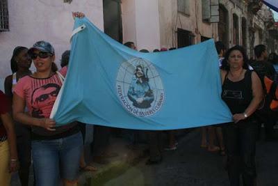 Jóvenes balilando por las Damas de Verde [+ fotos]