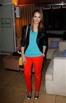 Jessica Alba apuesta al color